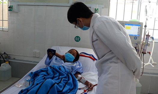 Bác sĩ của Bệnh viện Lê Văn Thịnh (TP Thủ Đức) tăng cường hỗ trợ khám, chữa bệnh cho bệnh nhân chạy thận tại huyện Cần Giờ. Ảnh: Nguyễn Ly