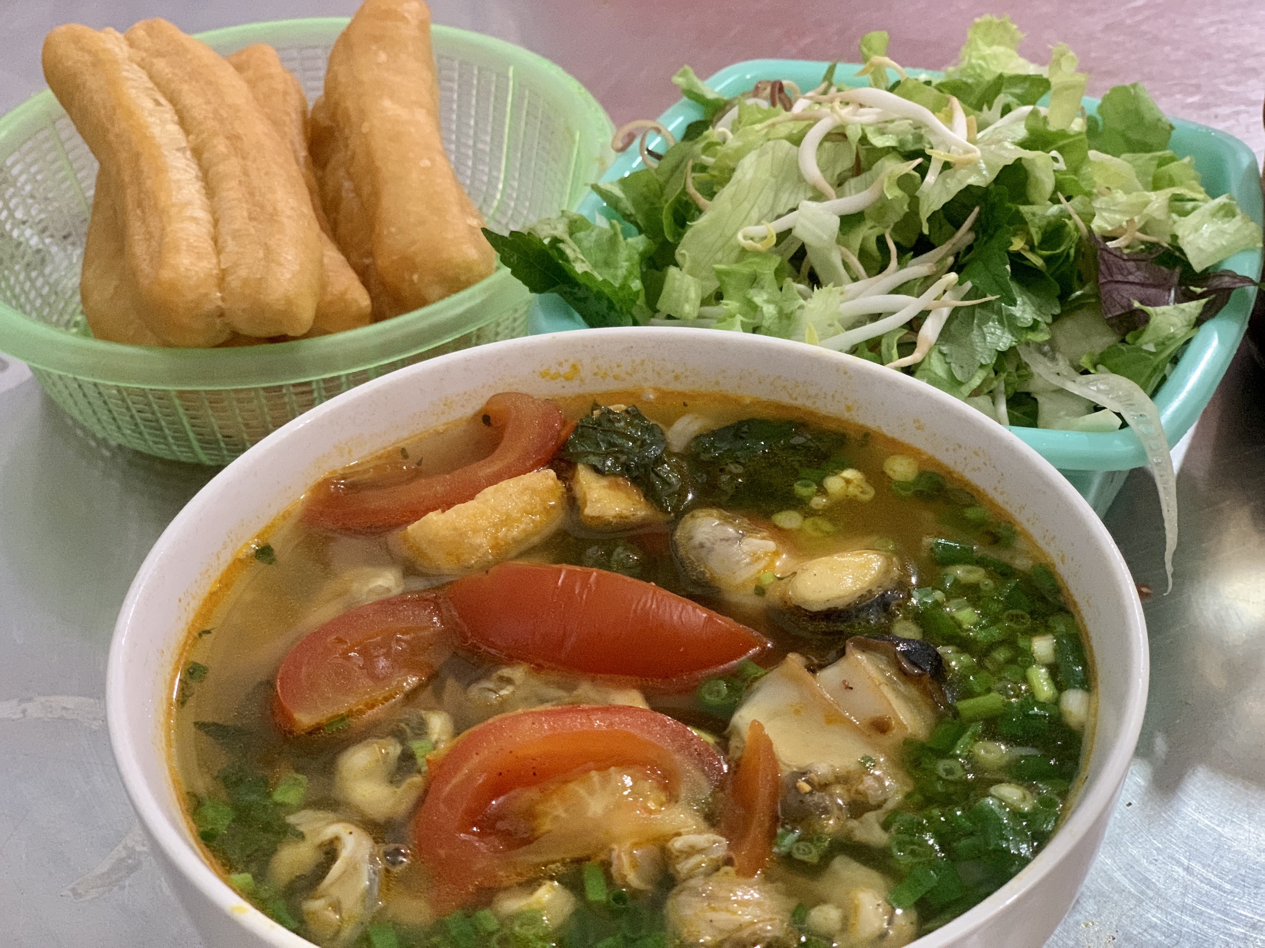 Món bún ốc của chị Lượng tuy đơn giản nhưng mỗi ngày đều bán được 500 bát nhờ bí quyết riêng. Ảnh: Nhật Minh