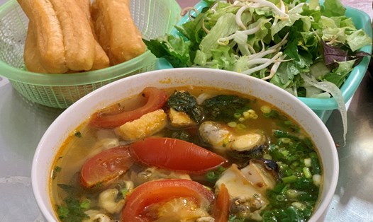 Món bún ốc của chị Lượng tuy đơn giản nhưng mỗi ngày đều bán được 500 bát nhờ bí quyết riêng. Ảnh: Nhật Minh