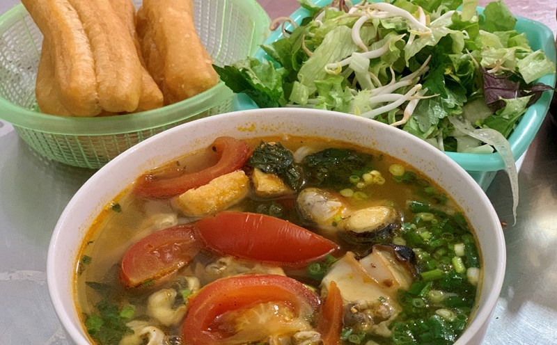 Món bún ốc của chị Lượng tuy đơn giản nhưng mỗi ngày đều bán được 500 bát nhờ bí quyết riêng. Ảnh: Nhật Minh