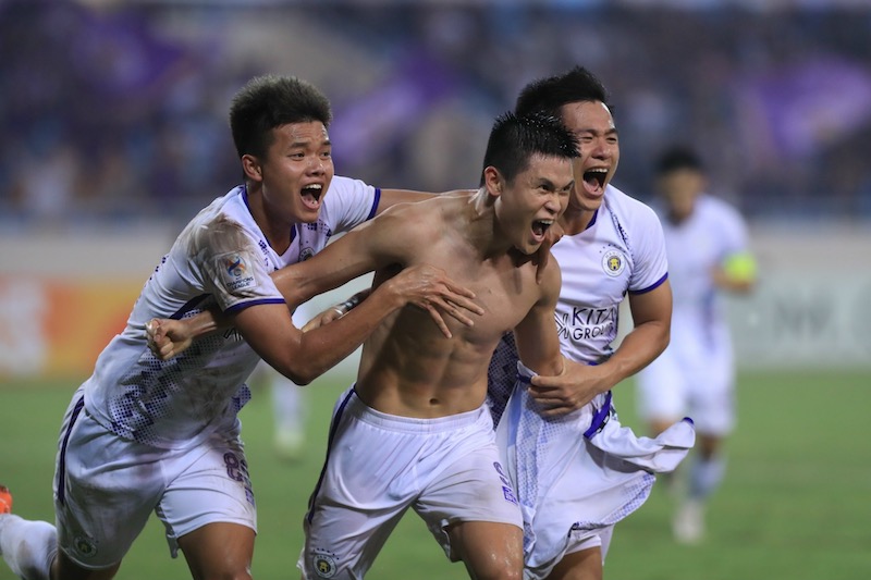 Hà Nội FC ăn mừng chiến thắng 2-1 trước Wuhan Three Towns (Trung Quốc) tại vòng bảng AFC Champions League 2023-2024. Ảnh: Minh Dân