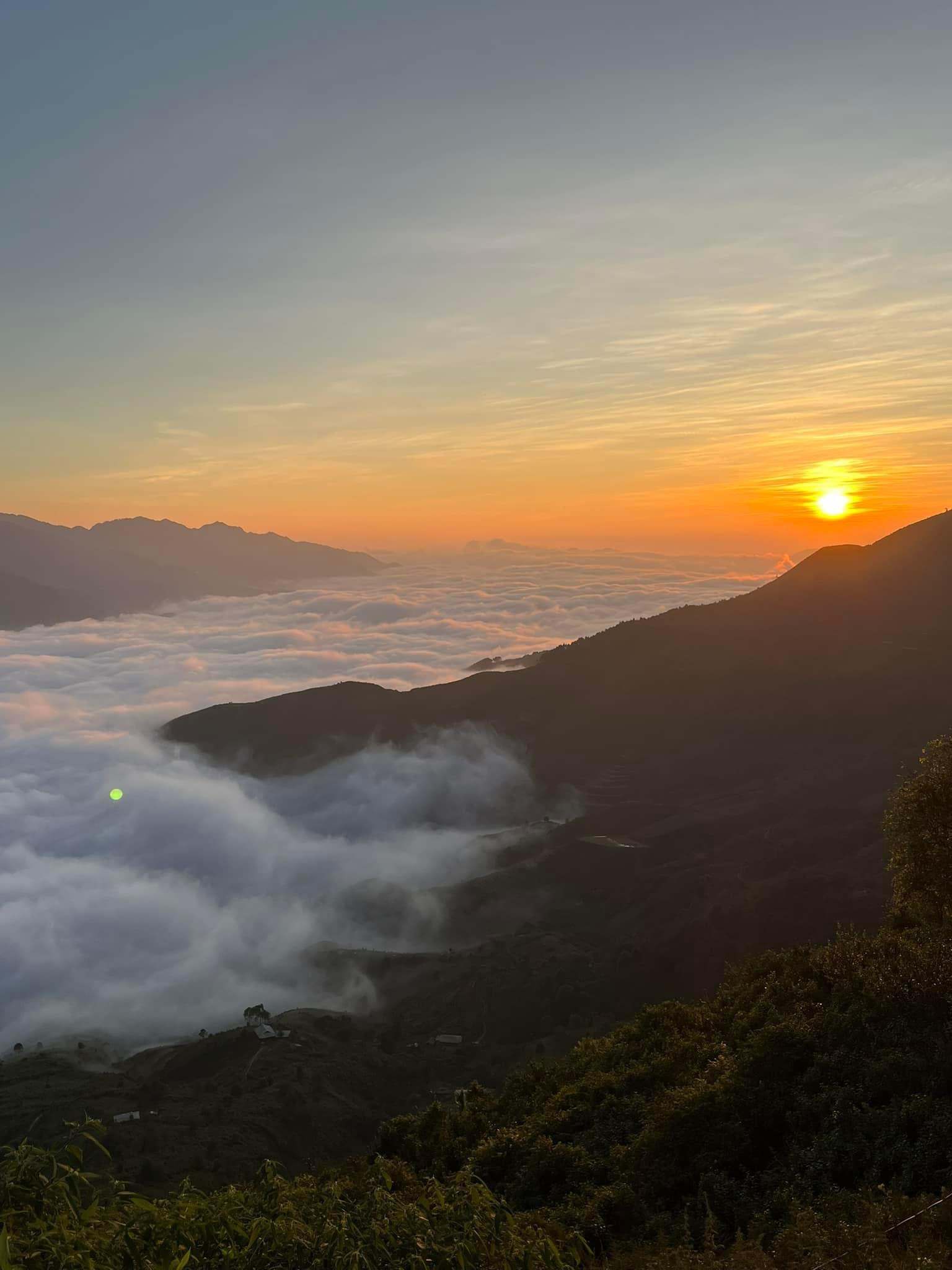 Cảnh “biển mây” khi hoàng hôn tuyệt đẹp tại Tà Xùa. Ảnh: NVCC