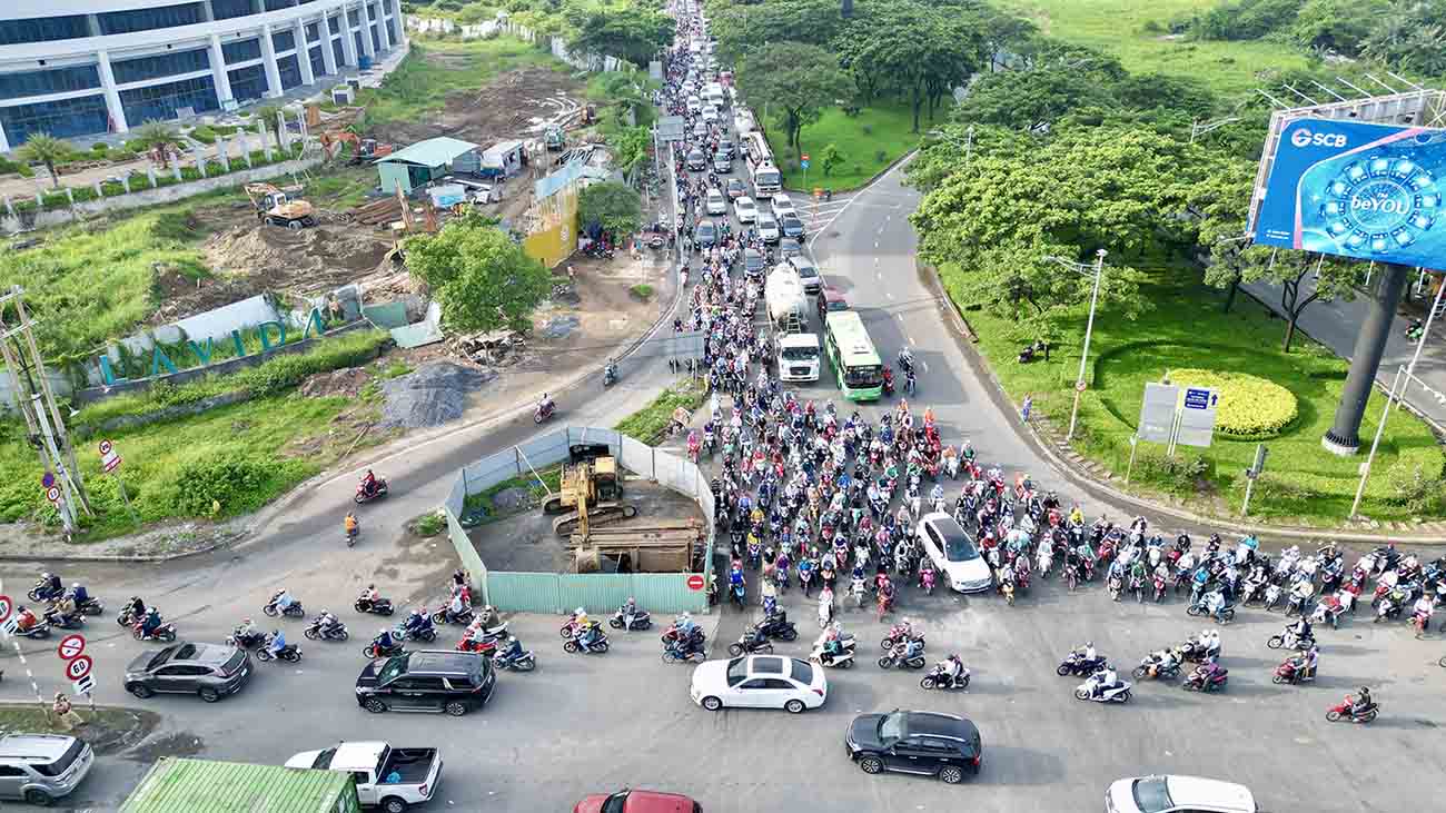 Trước thực tế trên, Sở GTVT TPHCM cho biết, đã đưa ra các giải pháp chống ùn tắc giao thông. Theo đó, ngành giao thông cũng đang đẩy nhanh tiến độ thi công các dự án trọng điểm, sớm hoàn thành và đưa vào khai thác. Thành phố sẽ tiếp tục tăng cường công tác quản lý trật tự đô thị; quy định về quản lý và sử dụng tạm thời một phần lòng đường, hè phố trên địa bàn; thường xuyên rà soát, điều chỉnh tổ chức giao thông linh hoạt, phù hợp thực tế...