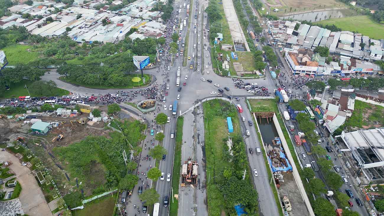 Cách đó hơn 10 km, các đoạn rào chắn phục vụ thi công hầm chui Lê Văn Lương - Nguyễn Hữu Thọ (Quận 7) cũng được dựng lên hơn ba năm nay.  Dự án khởi công vào tháng 6.2020 với tổng vốn 830 tỉ đồng (giai đoạn một), dự kiến hoàn thành sau 2 năm. Tuy nhiên, công trình hiện mới đạt hơn 40%. Công trường ngổn ngang máy móc, vật liệu.