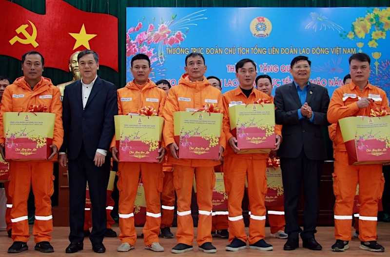Phó Chủ tịch Tổng LĐLĐVN Phan Văn Anh (thứ 2 từ phải sang) tặng quà Tết Nguyên đán 2023 cho người lao động tại tỉnh Nam Định. Ảnh: Trung Du