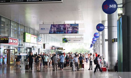 Tối 7.11, một máy bay phải tạm dừng cất cánh do hành khách nói có súng trong hành lý tại Cảng Hàng không quốc tế Đà Nẵng. Ảnh: Mai Hương