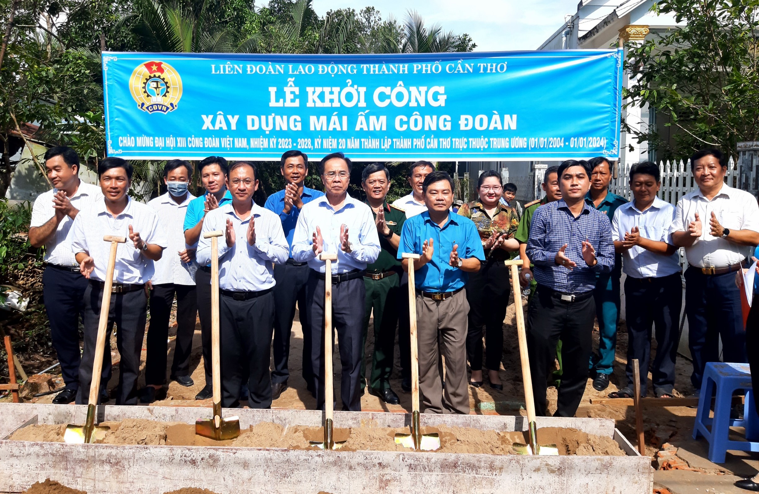 Lễ khởi công xây dựng Mái ấm Công đoàn cho đoàn viên Bùi Hữu Kha tại huyện Phong Điền, TP Cần Thơ. Ảnh: Mỹ Ly