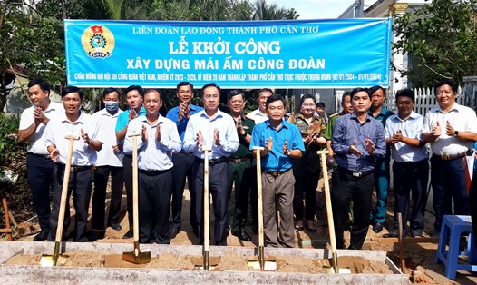 Lễ khởi công xây dựng Mái ấm Công đoàn cho đoàn viên Bùi Hữu Kha tại huyện Phong Điền, TP Cần Thơ. Ảnh: Mỹ Ly