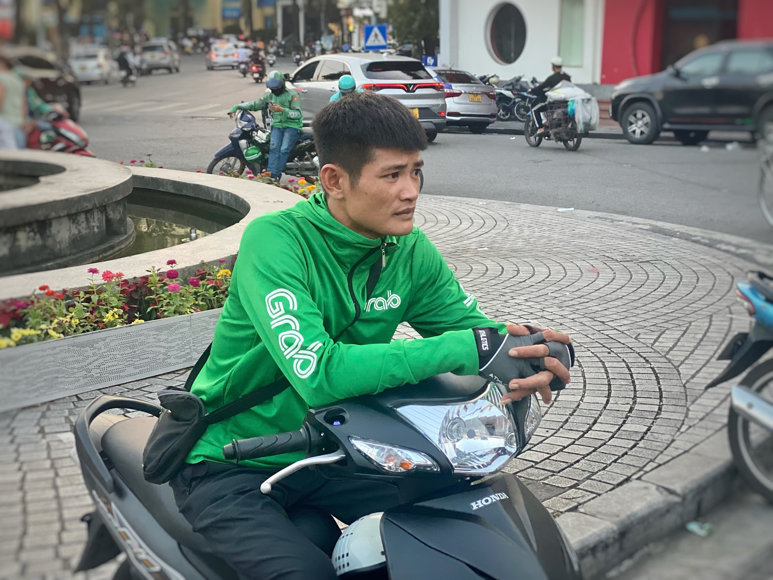 Tài xế xe ôm công nghệ ngán ngẩm vì ế cuốc