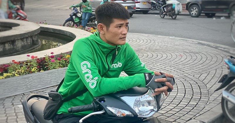 Tài xế xe ôm công nghệ ngán ngẩm vì ế cuốc