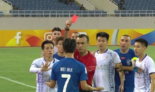 Wei Shihao nhận thẻ đỏ đáng xấu hổ ở trận Wuhua Three Towns thua ngược Hà Nội FC 1-2 tối 8.11. Ảnh cắt từ video 