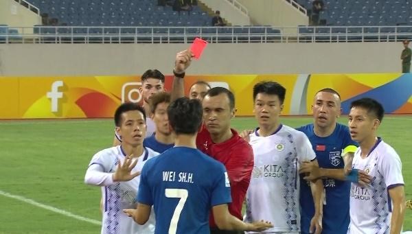 Cầu thủ Wuhan Three Towns bị chê bốc đồng vì thẻ đỏ khi đấu Hà Nội FC