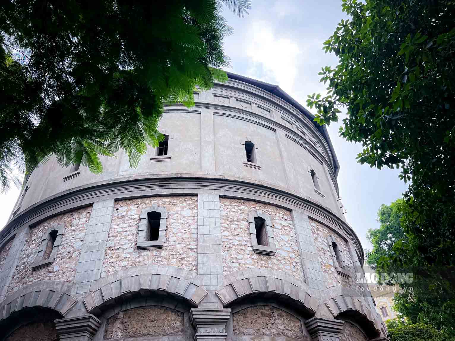 Tháp nước Hàng Đậu có hình trụ tròn, đường kính 19m, cao 3 tầng, mái có hình chóp nón, ở giữa là cột thu lôi. Tháp có đài nước khổng lồ bằng thép dung tích 1.250m3, nằm trên đỉnh 8 bức tường đá.