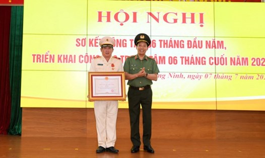 Thiếu tướng Đinh Văn Nơi (trái) - Giám đốc Công an tỉnh Quảng Ninh trong buổi nhận Huân chương Chiến công hạng Nhất. Ảnh: CAT Quảng Ninh