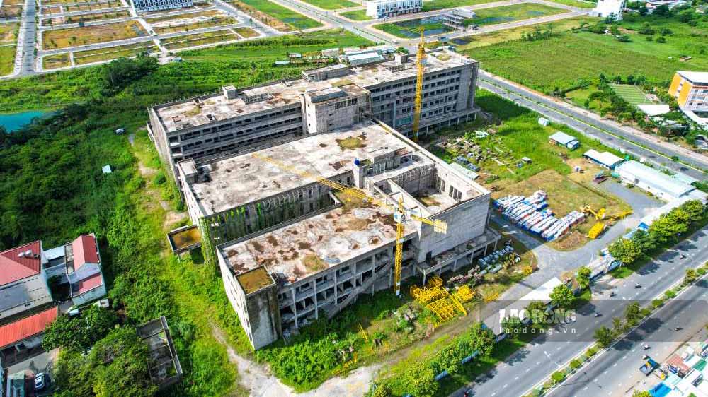 Bệnh viện Ung bướu mới tại đường Nguyễn Văn Cừ thi công 6 năm nay vẫn chưa xong. Ảnh: Tạ Quang