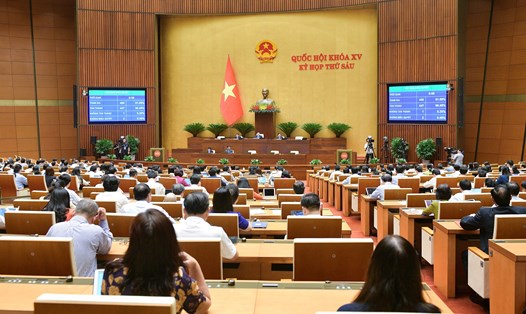 Quốc hội biểu quyết thông qua Nghị quyết về Kế hoạch phát triển kinh tế - xã hội năm 2024. Ảnh: Phạm Thắng/VPQH