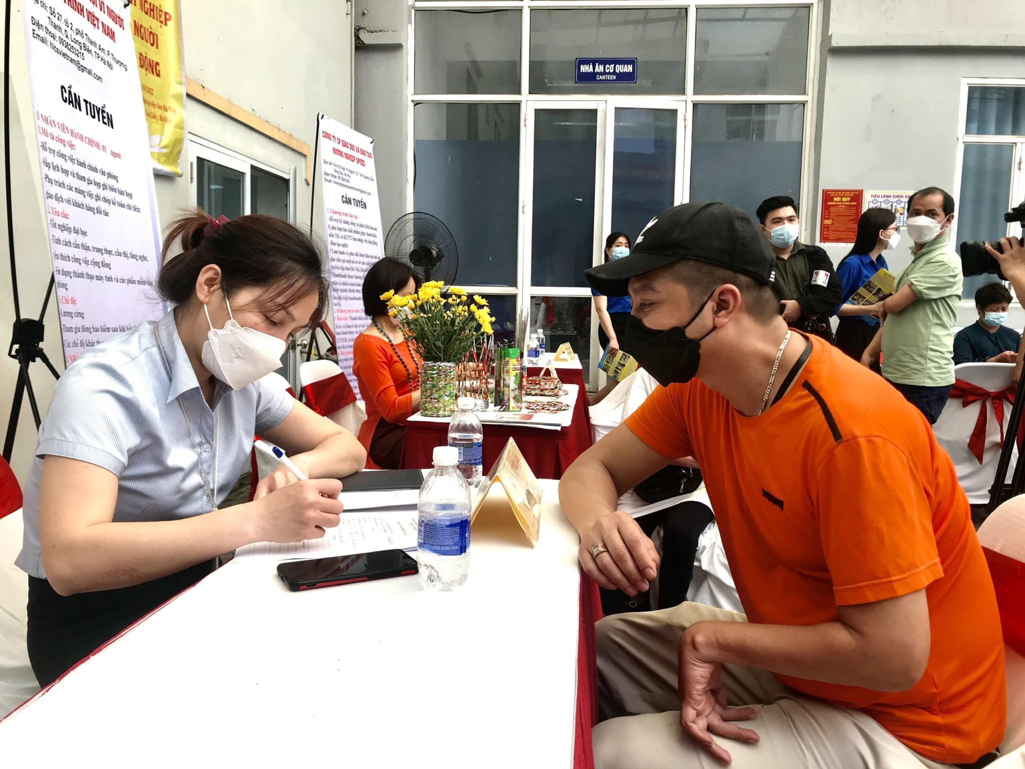 Người lao động là người khuyết tật sẽ có cơ hội tìm kiếm việc làm vào ngày 23.11. Ảnh: Lương Hạnh. 