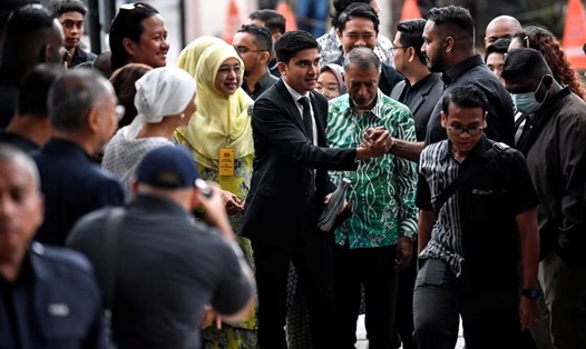 Cựu Bộ trưởng Thanh niên và Thể thao Malaysia Syed Saddiq Abdul Rahman (giữa) đến tòa ngày 9.11.2023. Ảnh: Bernama