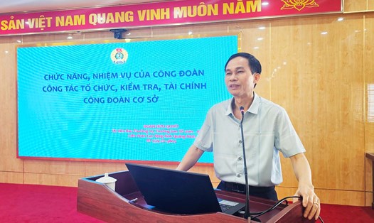 Giảng viên đến từ LĐLĐ tỉnh Quảng Ninh tập huấn về tổ chức và hoạt động của công đoàn cơ sở. Ảnh: Đoàn Hưng