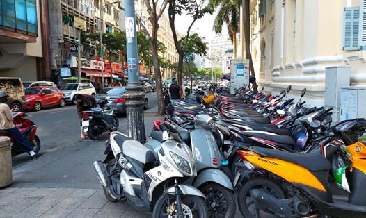 Bãi giữ xe máy trên vỉa hè đường Hải Triều giáp phố đi bộ Nguyễn Huệ. Ảnh: Minh Quân