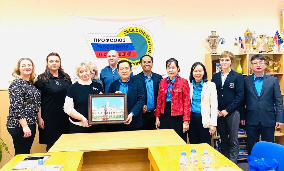 Phó Chủ tịch LĐLĐ TPHCM Phùng Thái Quang trao tặng quà lưu niệm của TPHCM. Ảnh: LĐLĐ TPHCM