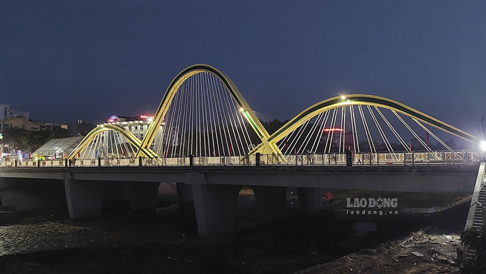 Cầu Thanh Bình tại TP Điện Biên Phủ. Ảnh: Văn Thành Chương