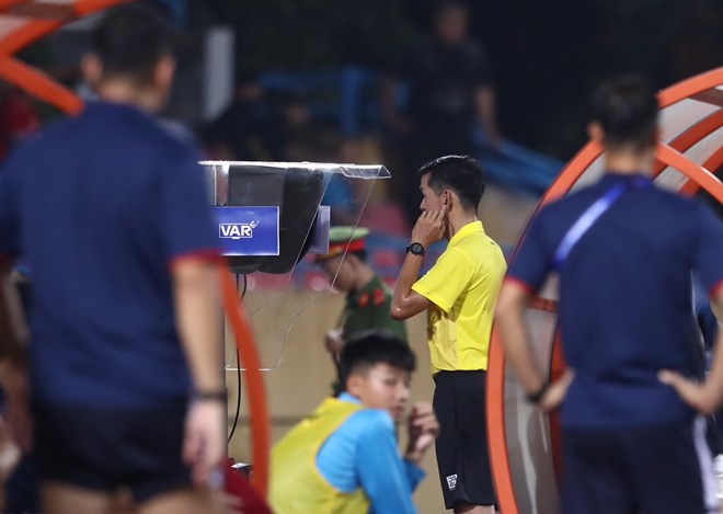 Trọng tài Trần Ngọc Nhớ kiểm tra VAR trong trận Viettel FC gặp Hồng Lĩnh Hà Tĩnh. Ảnh: Minh Dân