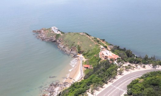 Toàn cảnh Mũi Nghinh Phong - nơi được nhiều du khách tìm đến ngắm bình minh, thưởng thức cà phê trong thời gian gần đây. Ảnh: Thành An