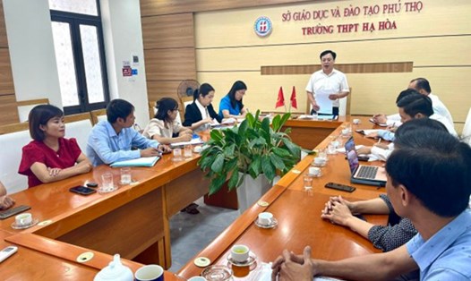 Đoàn kiểm tra làm việc với các công đoàn cơ sở trực thuộc trên địa bàn huyện Hạ Hòa. Ảnh: Lại Thảo