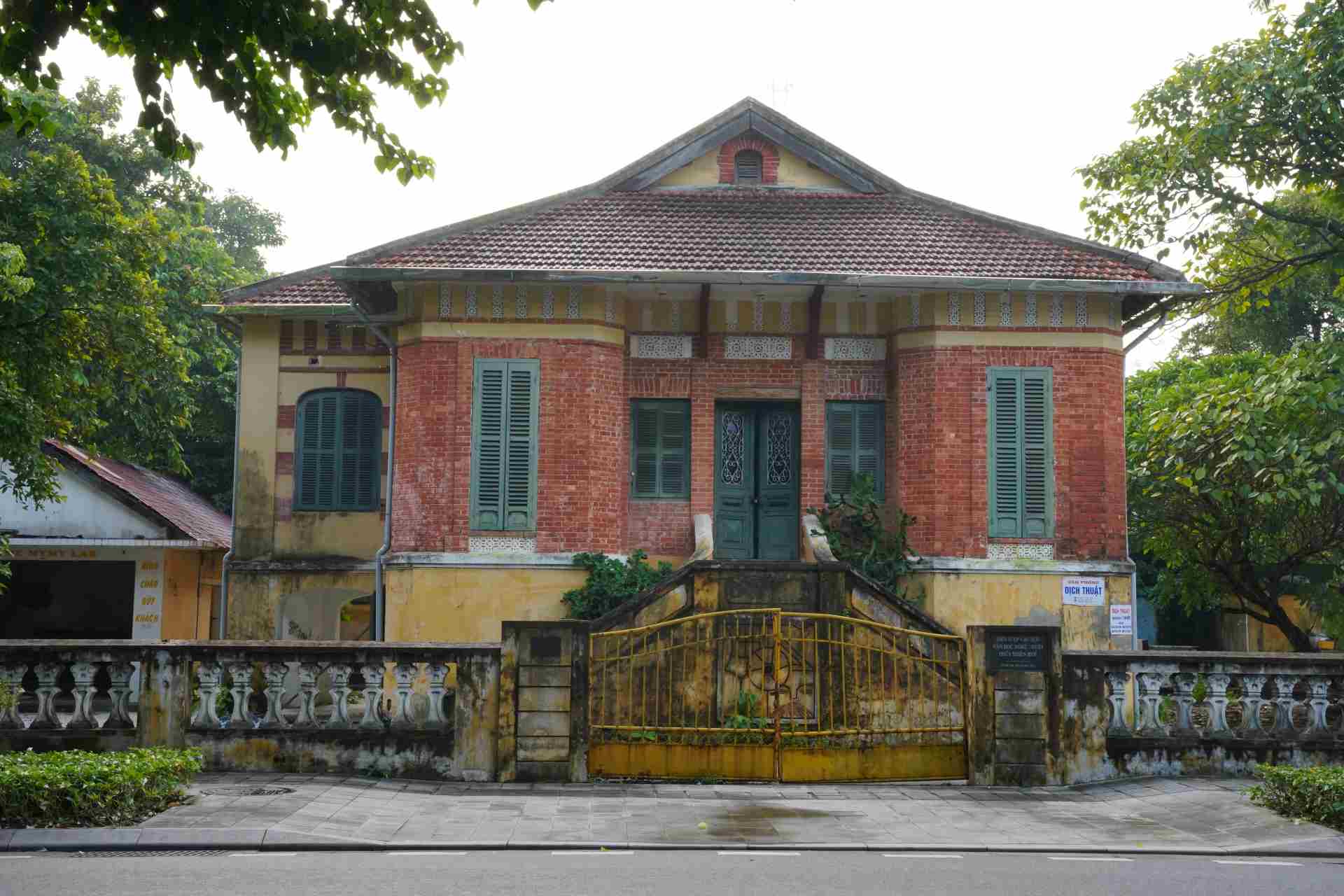 Trụ sở cũ của Hội Văn học nghệ thuật tỉnh Thừa Thiên Huế được Pháp xây dựng đầu thế kỷ XX. Ảnh: Nguyễn Luân.
