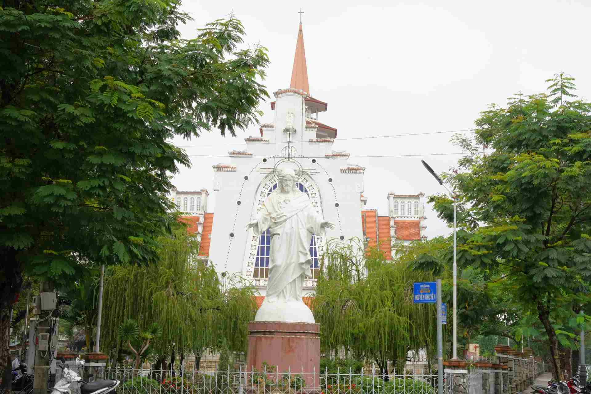Nhà thờ Dòng Chúa Cứu Thế xây dựng dưới thời vua Khải Định, khánh thành vào tháng 8 năm 1962 do kiến trúc sư Nguyễn Mỹ Lộc thiết kế. Ảnh: Nguyễn Luân.