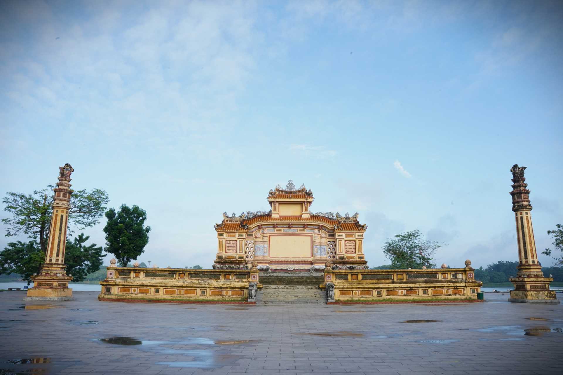 Đài tưởng niệm chiến sĩ trận vong hay còn được gọi là Bia Quốc học (đối diện trường Quốc học). Ảnh: Nguyễn Luân.