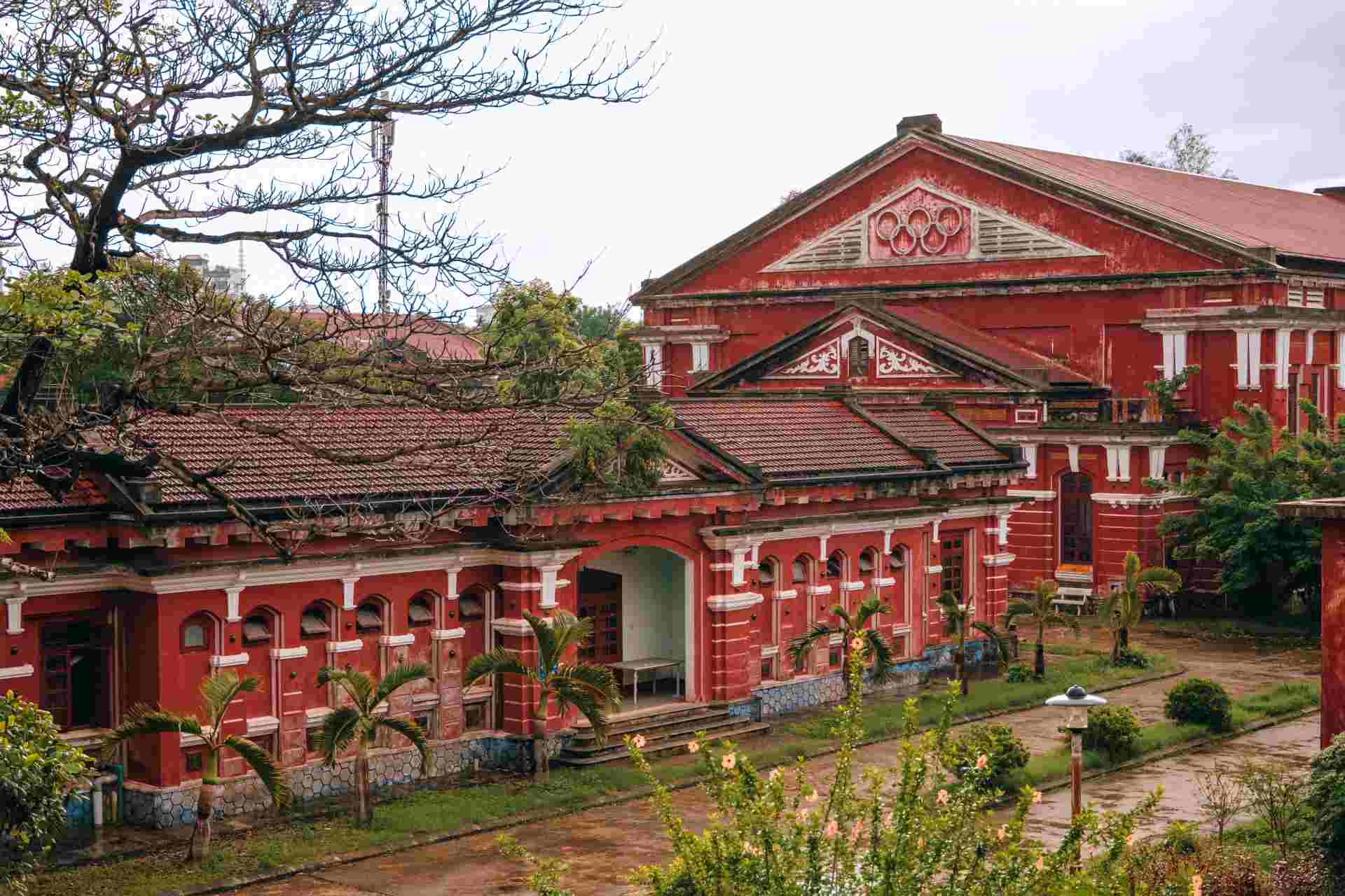 Trường Quốc học là di sản kiến trúc mang đậm dấu ấn của đất nước Pháp vào đầu thế kỉ XX và là một trong những ngôi trường đẹp nhất Việt Nam. Ảnh: Trường Bùi. 