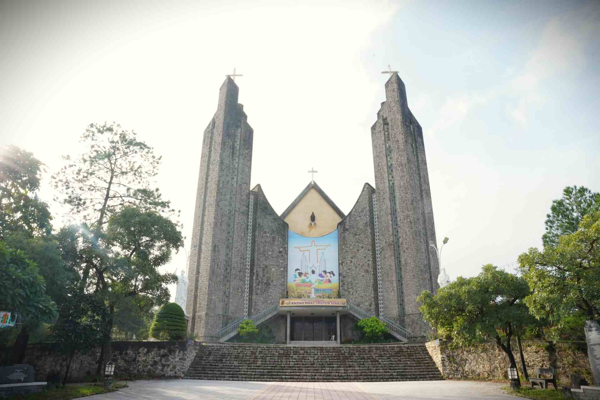 Nhà thờ Chính tòa Phủ Cam, với lịch sử hàng trăm năm hình thành và phát triển, đây là một trong những thánh đường rộng lớn, đồ sộ và lâu đời nhất bậc nhất tại Huế. Ảnh: Nguyễn Luân.