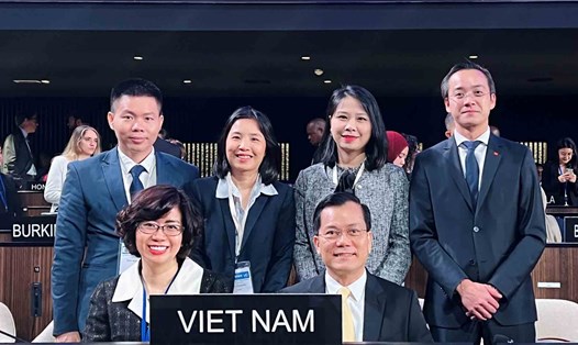 Thứ trưởng Hà Kim Ngọc cùng đoàn Việt Nam tại Kỳ họp lần thứ 42 Đại hội đồng UNESCO. Ảnh: Bộ Ngoại giao