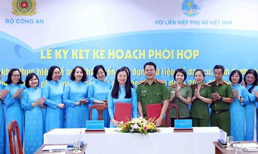 Đại diện C06 và Hội Liên hiệp Phụ nữ Việt Nam ký kết thoả thuận liên quan đến chuyển đổi số. Ảnh: P.Kiên