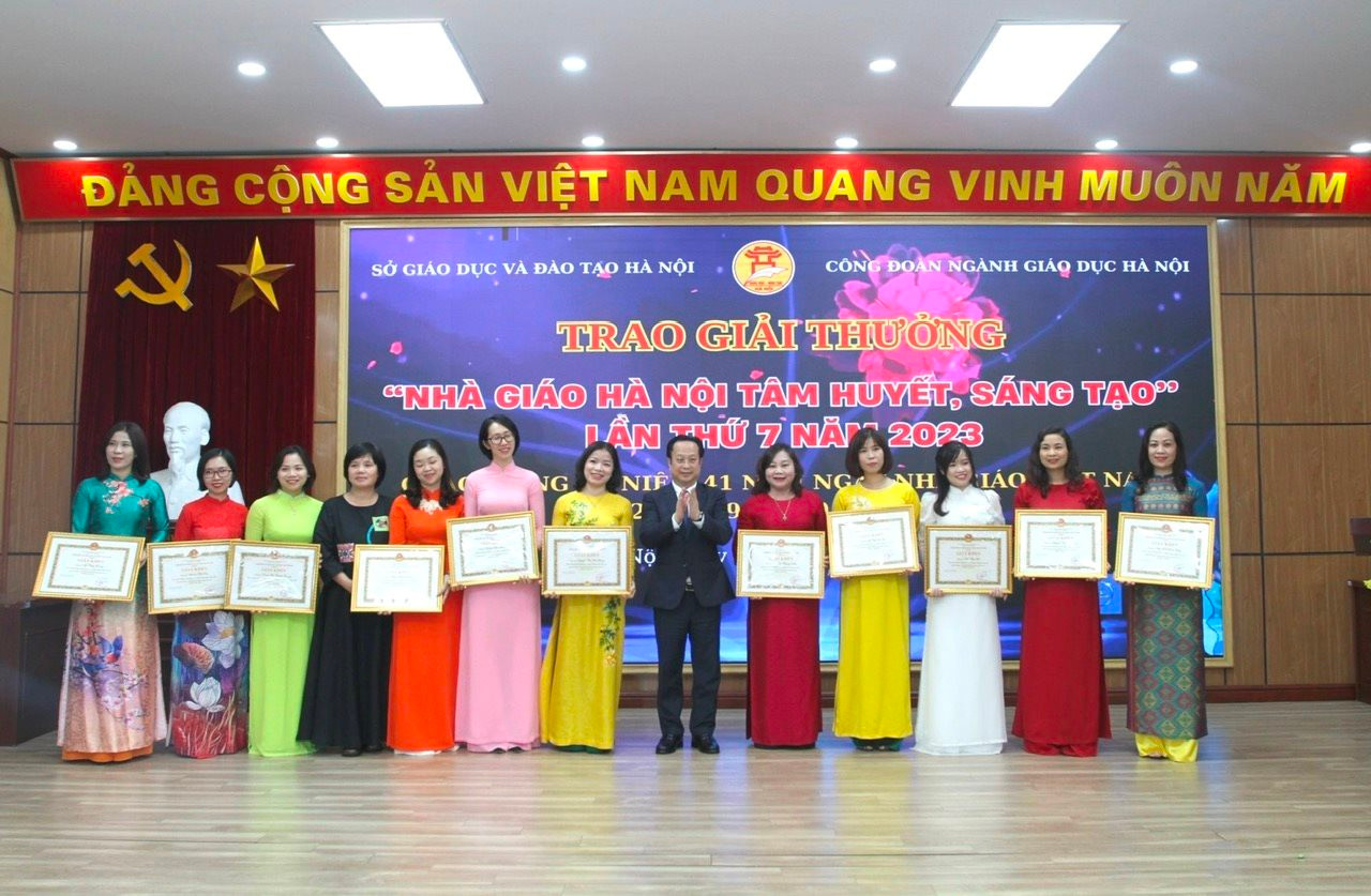 Giám đốc Sở Giáo dục và Đào tạo Hà Nội Trần Thế Cương trao giải thưởng “Nhà giáo Hà Nội tâm huyết, sáng tạo” cho các nhà giáo. Ảnh: Hanoi.gov.vn
