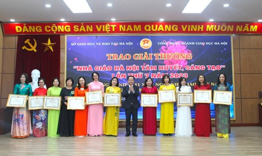 Giám đốc Sở Giáo dục và Đào tạo Hà Nội Trần Thế Cương trao giải thưởng “Nhà giáo Hà Nội tâm huyết, sáng tạo” cho các nhà giáo. Ảnh: Hanoi.gov.vn