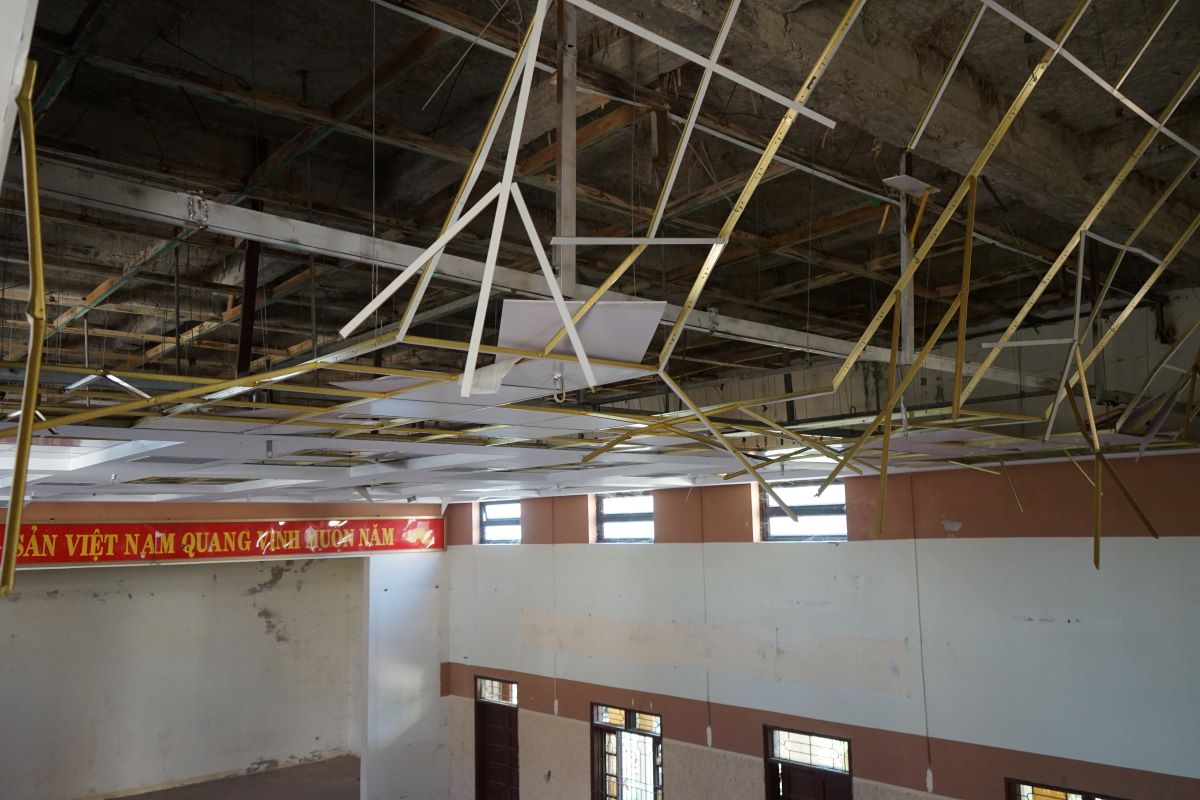 Hệ thống trần nhà ở khu hội trường bị rơi sập nghiêm trọng. Ảnh: Quách Du 