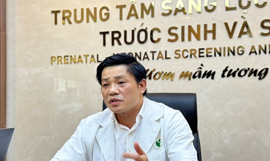 Giám đốc Bệnh viện Phụ sản Hà Nội Nguyễn Duy Ánh chia sẻ về kỹ thuật mới để cứu những em bé mắc tim bẩm sinh. Ảnh: Thanh Hà