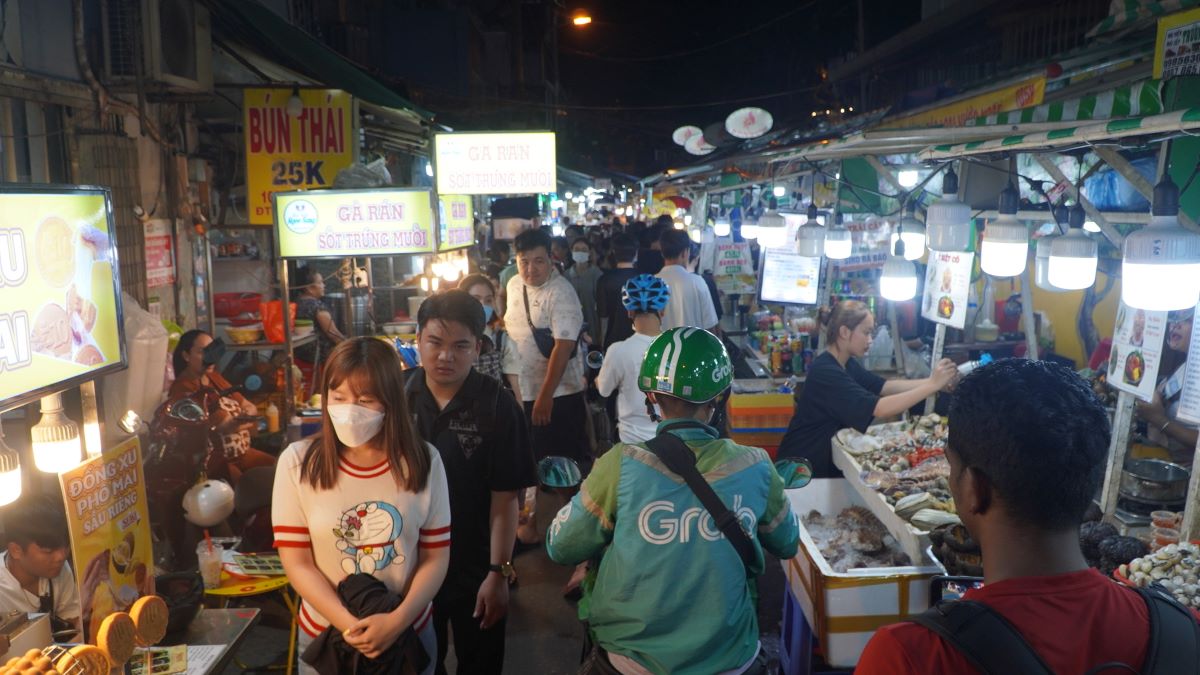 Trong khi đó, tại phố ẩm thực Hồ Thị Kỷ (Quận 10) cách phố ẩm thực Nguyễn Thượng Hiền chỉ khoảng 1km là khung cảnh đông đúc, buôn bán nhộn nhịp. 