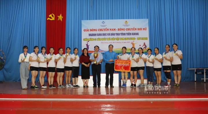 Ban tổ chức đã trao huy chương vàng cho Đội huyện Cái Bè. Ảnh: Thành Nhân 