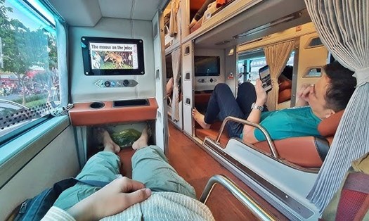 Đi xe giường nằm là trải nghiệm không thể bỏ qua khi ghé thăm Việt Nam với nhiều du khách nước ngoài. Ảnh: Aaron Spray