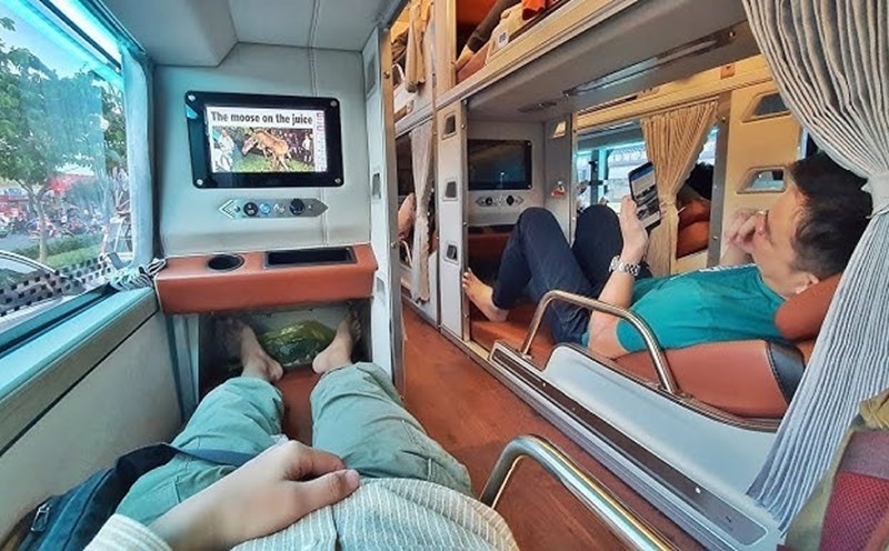 Đi xe giường nằm là trải nghiệm không thể bỏ qua khi ghé thăm Việt Nam với nhiều du khách nước ngoài. Ảnh: Aaron Spray