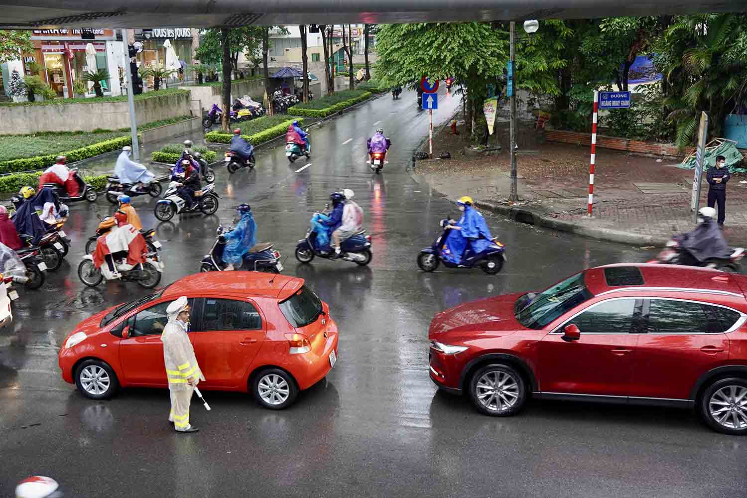 Đội cảnh sát giao thông số 2 túc trực tại ngã ba Hoàng Minh Giám - Nguyễn Thị Thập từ 6h sáng để phân luồng giao thông.
