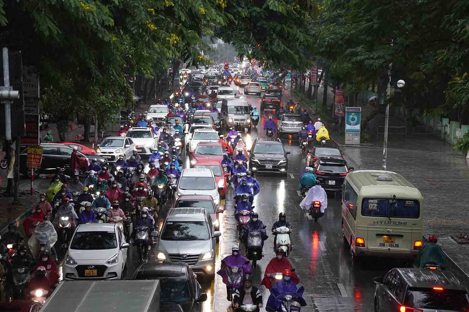 Hàng nghìn phương tiện nối đuôi nhau di chuyển khó khăn trên đường Hoàng Minh Giám.