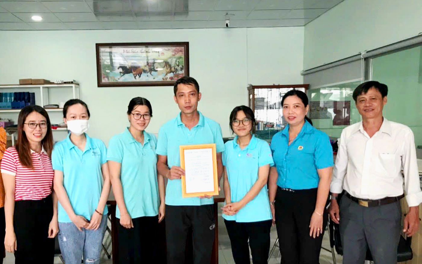 Nguyễn Thị Thu Cúc (thứ 2, phải sang) trao quyết định thành lập Công đoàn cơ tại Công ty TNHH In Blue Sky chi nhánh An Giang. Ảnh: NVCC