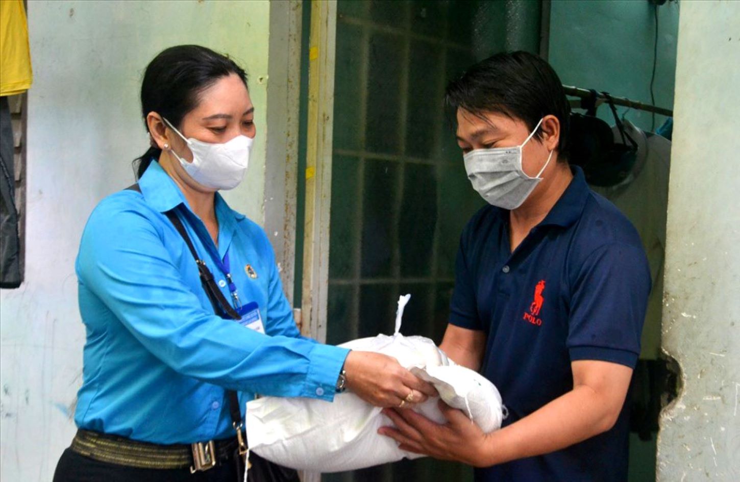 Bà Nguyễn Thị Thu Cúc đến tận nhà trọ công nhân hỗ trợ gạo trong thời điểm dịch COVID-19 bùng phát. Ảnh: NVCC