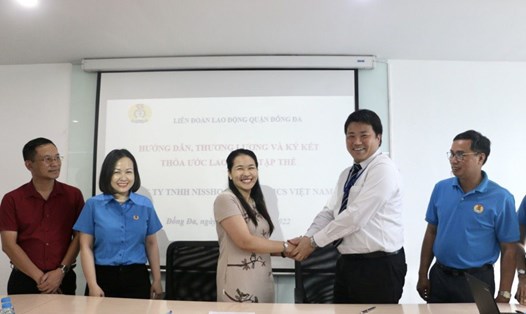 Bà Lê Thị Kim Huệ (thứ 2 từ trái sang) trong Hội nghị hướng dẫn ký kết TƯLĐTT tại Công ty TNHH Nissho Electronics Việt Nam. Ảnh: Nhân vật cung cấp
