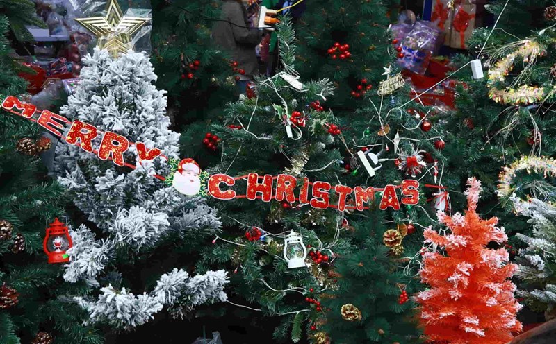 Không khí Giáng sinh đang tràn ngập khắp đường phố TPHCM.